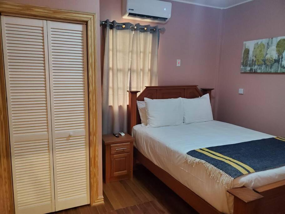 Upstairs 2 Bedroom Avalon Regia Apartment Georgetown Zewnętrze zdjęcie