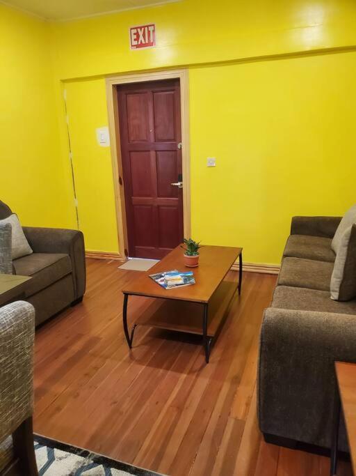 Upstairs 2 Bedroom Avalon Regia Apartment Georgetown Zewnętrze zdjęcie